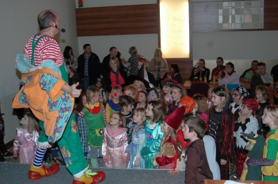 Kinderfaschingszug 2011 - Clown Oli unterhält die Kinder